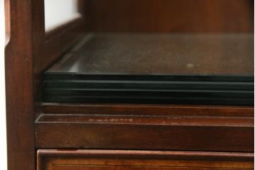 中古　アメリカ高級輸入家具　IDC大塚家具取り扱い　Scarborough House(スカボローファインファニチャー)　クラシカルなデザインが魅力の縦型キャビネット(ショーケース、ガラスケース、キュリオケース、飾り棚、ディスプレイ棚、店舗什器)(定価約70万円)(R-072568)