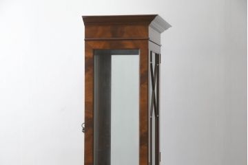 中古　アメリカ高級輸入家具　IDC大塚家具取り扱い　Scarborough House(スカボローファインファニチャー)　クラシカルなデザインが魅力の縦型キャビネット(ショーケース、ガラスケース、キュリオケース、飾り棚、ディスプレイ棚、店舗什器)(定価約70万円)(R-072568)