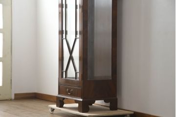 中古　アメリカ高級輸入家具　IDC大塚家具取り扱い　Scarborough House(スカボローファインファニチャー)　クラシカルなデザインが魅力の縦型キャビネット(ショーケース、ガラスケース、キュリオケース、飾り棚、ディスプレイ棚、店舗什器)(定価約70万円)(R-072568)