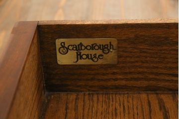 中古　アメリカ高級輸入家具　IDC大塚家具取り扱い　Scarborough House(スカボローファインファニチャー)　クラシカルなデザインが魅力の縦型キャビネット(ショーケース、ガラスケース、キュリオケース、飾り棚、ディスプレイ棚、店舗什器)(定価約70万円)(R-072568)