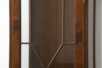 中古　アメリカ高級輸入家具　IDC大塚家具取り扱い　Scarborough House(スカボローファインファニチャー)　クラシカルなデザインが魅力の縦型キャビネット(ショーケース、ガラスケース、キュリオケース、飾り棚、ディスプレイ棚、店舗什器)(定価約70万円)(R-072568)
