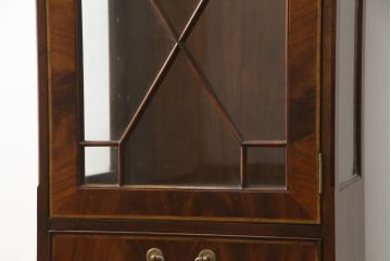 中古　アメリカ高級輸入家具　IDC大塚家具取り扱い　Scarborough House(スカボローファインファニチャー)　クラシカルなデザインが魅力の縦型キャビネット(ショーケース、ガラスケース、キュリオケース、飾り棚、ディスプレイ棚、店舗什器)(定価約70万円)(R-072568)