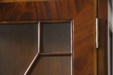 中古　アメリカ高級輸入家具　IDC大塚家具取り扱い　Scarborough House(スカボローファインファニチャー)　クラシカルなデザインが魅力の縦型キャビネット(ショーケース、ガラスケース、キュリオケース、飾り棚、ディスプレイ棚、店舗什器)(定価約70万円)(R-072568)