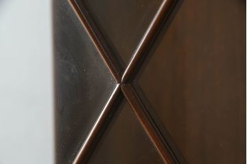 中古　アメリカ高級輸入家具　IDC大塚家具取り扱い　Scarborough House(スカボローファインファニチャー)　クラシカルなデザインが魅力の縦型キャビネット(ショーケース、ガラスケース、キュリオケース、飾り棚、ディスプレイ棚、店舗什器)(定価約70万円)(R-072568)