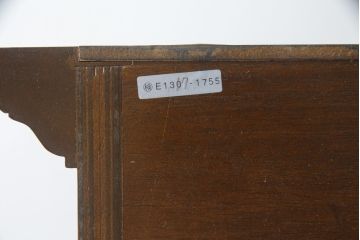 中古　アメリカ高級輸入家具　IDC大塚家具取り扱い　Scarborough House(スカボローファインファニチャー)　クラシカルなデザインが魅力の縦型キャビネット(ショーケース、ガラスケース、キュリオケース、飾り棚、ディスプレイ棚、店舗什器)(定価約70万円)(R-072568)