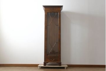中古　アメリカ高級輸入家具　IDC大塚家具取り扱い　Scarborough House(スカボローファインファニチャー)　クラシカルなデザインが魅力の縦型キャビネット(ショーケース、ガラスケース、キュリオケース、飾り棚、ディスプレイ棚、店舗什器)(定価約70万円)(R-072569)