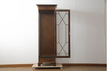 中古　アメリカ高級輸入家具　IDC大塚家具取り扱い　Scarborough House(スカボローファインファニチャー)　クラシカルなデザインが魅力の縦型キャビネット(ショーケース、ガラスケース、キュリオケース、飾り棚、ディスプレイ棚、店舗什器)(定価約70万円)(R-072569)