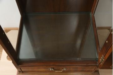 中古　アメリカ高級輸入家具　IDC大塚家具取り扱い　Scarborough House(スカボローファインファニチャー)　クラシカルなデザインが魅力の縦型キャビネット(ショーケース、ガラスケース、キュリオケース、飾り棚、ディスプレイ棚、店舗什器)(定価約70万円)(R-072569)