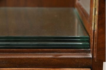 中古　アメリカ高級輸入家具　IDC大塚家具取り扱い　Scarborough House(スカボローファインファニチャー)　クラシカルなデザインが魅力の縦型キャビネット(ショーケース、ガラスケース、キュリオケース、飾り棚、ディスプレイ棚、店舗什器)(定価約70万円)(R-072569)