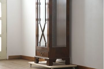 中古　アメリカ高級輸入家具　IDC大塚家具取り扱い　Scarborough House(スカボローファインファニチャー)　クラシカルなデザインが魅力の縦型キャビネット(ショーケース、ガラスケース、キュリオケース、飾り棚、ディスプレイ棚、店舗什器)(定価約70万円)(R-072569)