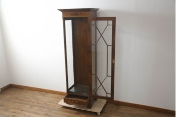 中古　アメリカ高級輸入家具　IDC大塚家具取り扱い　Scarborough House(スカボローファインファニチャー)　クラシカルなデザインが魅力の縦型キャビネット(ショーケース、ガラスケース、キュリオケース、飾り棚、ディスプレイ棚、店舗什器)(定価約70万円)(R-072569)