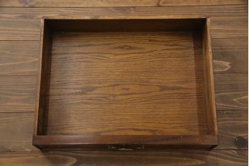 中古　アメリカ高級輸入家具　IDC大塚家具取り扱い　Scarborough House(スカボローファインファニチャー)　クラシカルなデザインが魅力の縦型キャビネット(ショーケース、ガラスケース、キュリオケース、飾り棚、ディスプレイ棚、店舗什器)(定価約70万円)(R-072569)