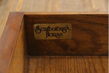 中古　アメリカ高級輸入家具　IDC大塚家具取り扱い　Scarborough House(スカボローファインファニチャー)　クラシカルなデザインが魅力の縦型キャビネット(ショーケース、ガラスケース、キュリオケース、飾り棚、ディスプレイ棚、店舗什器)(定価約70万円)(R-072569)