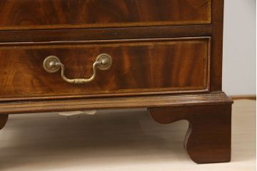 中古　アメリカ高級輸入家具　IDC大塚家具取り扱い　Scarborough House(スカボローファインファニチャー)　クラシカルなデザインが魅力の縦型キャビネット(ショーケース、ガラスケース、キュリオケース、飾り棚、ディスプレイ棚、店舗什器)(定価約70万円)(R-072569)