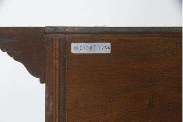 中古　アメリカ高級輸入家具　IDC大塚家具取り扱い　Scarborough House(スカボローファインファニチャー)　クラシカルなデザインが魅力の縦型キャビネット(ショーケース、ガラスケース、キュリオケース、飾り棚、ディスプレイ棚、店舗什器)(定価約70万円)(R-072569)