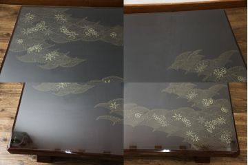 中古　美品!!　輪島塗り　玉水刻　上品な佇まいが魅力的のガラス天板付き座卓(ローテーブル、センターテーブル、リビングテーブル)(R-072571)