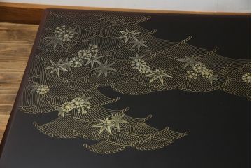中古　美品!!　輪島塗り　玉水刻　上品な佇まいが魅力的のガラス天板付き座卓(ローテーブル、センターテーブル、リビングテーブル)(R-072571)