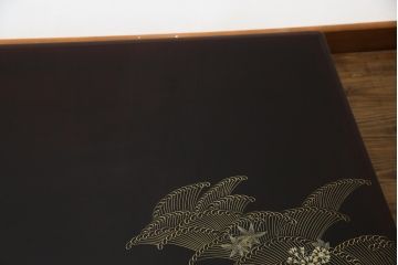 中古　美品!!　輪島塗り　玉水刻　上品な佇まいが魅力的のガラス天板付き座卓(ローテーブル、センターテーブル、リビングテーブル)(R-072571)