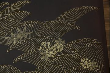 中古　美品!!　輪島塗り　玉水刻　上品な佇まいが魅力的のガラス天板付き座卓(ローテーブル、センターテーブル、リビングテーブル)(R-072571)