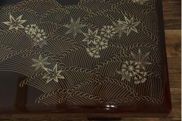 中古　美品!!　輪島塗り　玉水刻　上品な佇まいが魅力的のガラス天板付き座卓(ローテーブル、センターテーブル、リビングテーブル)(R-072571)