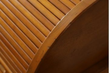 中古　横浜クラシック家具　ダニエル(Daniel)　希少モデル　艶のある木肌と品のある佇まいが美しいロールトップデスク(ライティングビューロー、簿記机、ワークデスク、引き出し、在宅ワーク、在宅用、蛇腹)(R-072576)