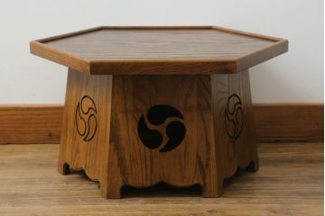 中古　美品　栗材　右三つ巴紋　和のお部屋のアクセントにおすすめの家紋入り八角膳(ローテーブル、飾り台、花台、香炉台)(R-072579)