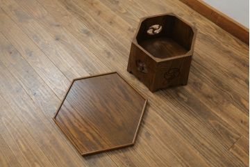 中古　美品　栗材　右三つ巴紋　和のお部屋のアクセントにおすすめの家紋入り八角膳(ローテーブル、飾り台、花台、香炉台)(R-072579)