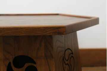 中古　美品　栗材　右三つ巴紋　和のお部屋のアクセントにおすすめの家紋入り八角膳(ローテーブル、飾り台、花台、香炉台)(R-072579)
