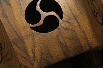中古　美品　栗材　右三つ巴紋　和のお部屋のアクセントにおすすめの家紋入り八角膳(ローテーブル、飾り台、花台、香炉台)(R-072579)