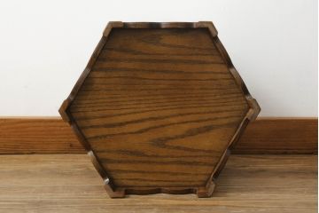 中古　美品　栗材　右三つ巴紋　和のお部屋のアクセントにおすすめの家紋入り八角膳(ローテーブル、飾り台、花台、香炉台)(R-072579)