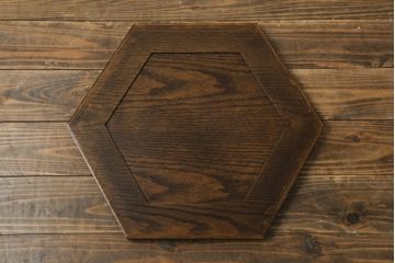 中古　美品　栗材　右三つ巴紋　和のお部屋のアクセントにおすすめの家紋入り八角膳(ローテーブル、飾り台、花台、香炉台)(R-072579)