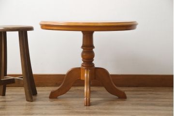 中古　横浜クラシック家具　ダニエル(Daniel)　　レオナ (Leona)　A-317　温かみのある色合いが魅力の丸テーブル(ローテーブル、ラウンドテーブル、コーヒーテーブル、サイドテーブル)(定価約21万円)(R-072580)