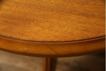 中古　横浜クラシック家具　ダニエル(Daniel)　　レオナ (Leona)　A-317　温かみのある色合いが魅力の丸テーブル(ローテーブル、ラウンドテーブル、コーヒーテーブル、サイドテーブル)(定価約21万円)(R-072580)
