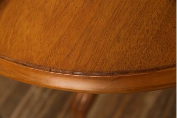 中古　横浜クラシック家具　ダニエル(Daniel)　　レオナ (Leona)　A-317　温かみのある色合いが魅力の丸テーブル(ローテーブル、ラウンドテーブル、コーヒーテーブル、サイドテーブル)(定価約21万円)(R-072580)