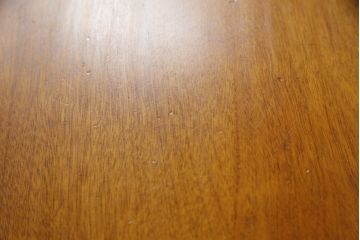 中古　横浜クラシック家具　ダニエル(Daniel)　　レオナ (Leona)　A-317　温かみのある色合いが魅力の丸テーブル(ローテーブル、ラウンドテーブル、コーヒーテーブル、サイドテーブル)(定価約21万円)(R-072580)