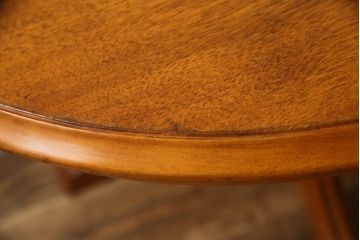 中古　横浜クラシック家具　ダニエル(Daniel)　　レオナ (Leona)　A-317　温かみのある色合いが魅力の丸テーブル(ローテーブル、ラウンドテーブル、コーヒーテーブル、サイドテーブル)(定価約21万円)(R-072580)