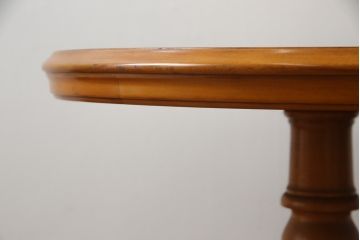 中古　横浜クラシック家具　ダニエル(Daniel)　　レオナ (Leona)　A-317　温かみのある色合いが魅力の丸テーブル(ローテーブル、ラウンドテーブル、コーヒーテーブル、サイドテーブル)(定価約21万円)(R-072580)