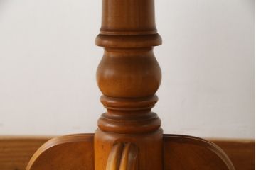 中古　横浜クラシック家具　ダニエル(Daniel)　　レオナ (Leona)　A-317　温かみのある色合いが魅力の丸テーブル(ローテーブル、ラウンドテーブル、コーヒーテーブル、サイドテーブル)(定価約21万円)(R-072580)