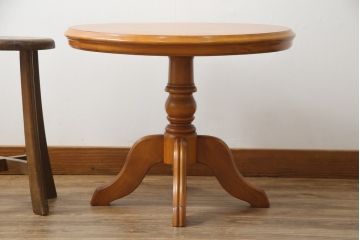 中古　横浜クラシック家具　ダニエル(Daniel)　　レオナ (Leona)　A-317　温かみのある色合いが魅力の丸テーブル(ローテーブル、ラウンドテーブル、コーヒーテーブル、サイドテーブル)(定価約21万円)(R-072580)