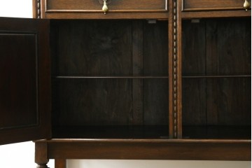 イギリスアンティーク　オーク材　凝ったデザインが目を引く小振りなサイドボード　(R-072588)