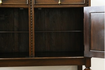 イギリスアンティーク　オーク材　凝ったデザインが目を引く小振りなサイドボード　(R-072588)