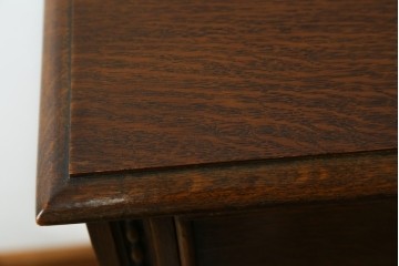 イギリスアンティーク　オーク材　凝ったデザインが目を引く小振りなサイドボード　(R-072588)