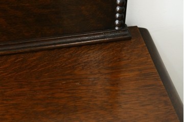 イギリスアンティーク　オーク材　凝ったデザインが目を引く小振りなサイドボード　(R-072588)