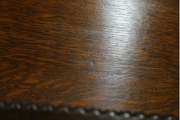 イギリスアンティーク　オーク材　凝ったデザインが目を引く小振りなサイドボード　(R-072588)