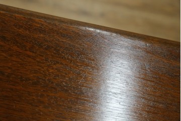 イギリスアンティーク　オーク材　凝ったデザインが目を引く小振りなサイドボード　(R-072588)