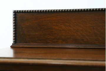 イギリスアンティーク　オーク材　凝ったデザインが目を引く小振りなサイドボード　(R-072588)
