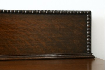 イギリスアンティーク　オーク材　凝ったデザインが目を引く小振りなサイドボード　(R-072588)