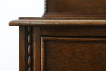 イギリスアンティーク　オーク材　凝ったデザインが目を引く小振りなサイドボード　(R-072588)
