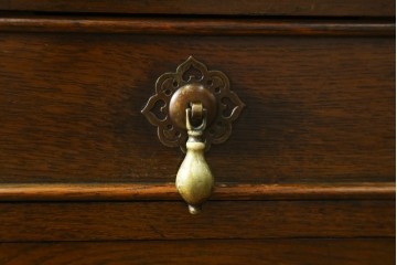 イギリスアンティーク　オーク材　凝ったデザインが目を引く小振りなサイドボード　(R-072588)