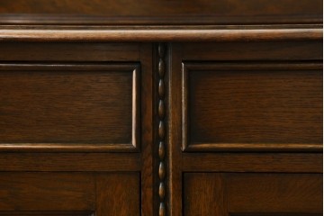 イギリスアンティーク　オーク材　凝ったデザインが目を引く小振りなサイドボード　(R-072588)